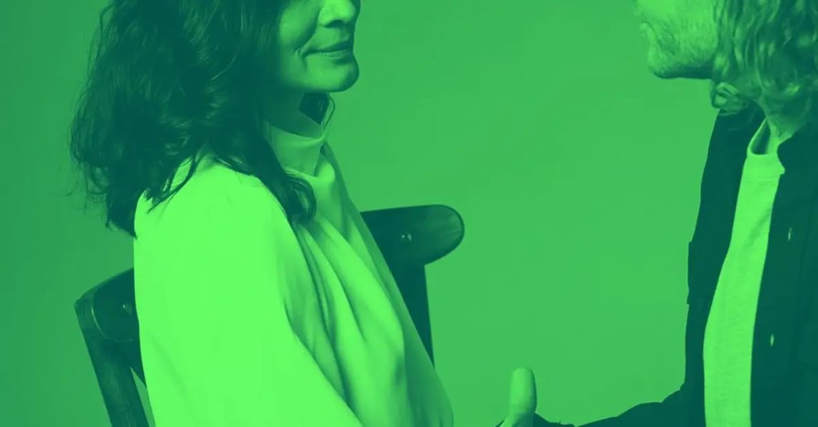 Man and woman having a conversation about AI 